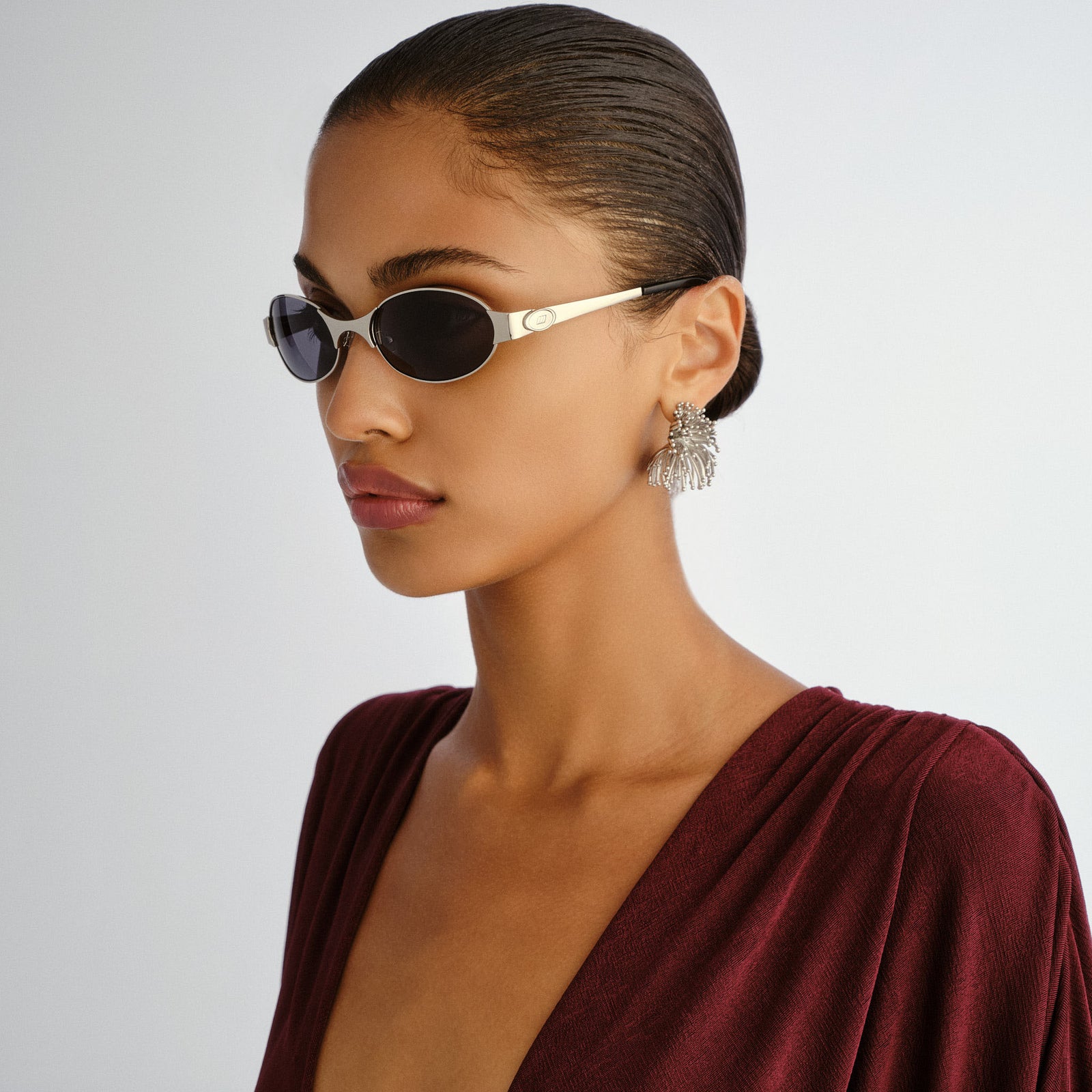Frostbite Silver Uni-Sex Oval Sunglasses | Le Specs
