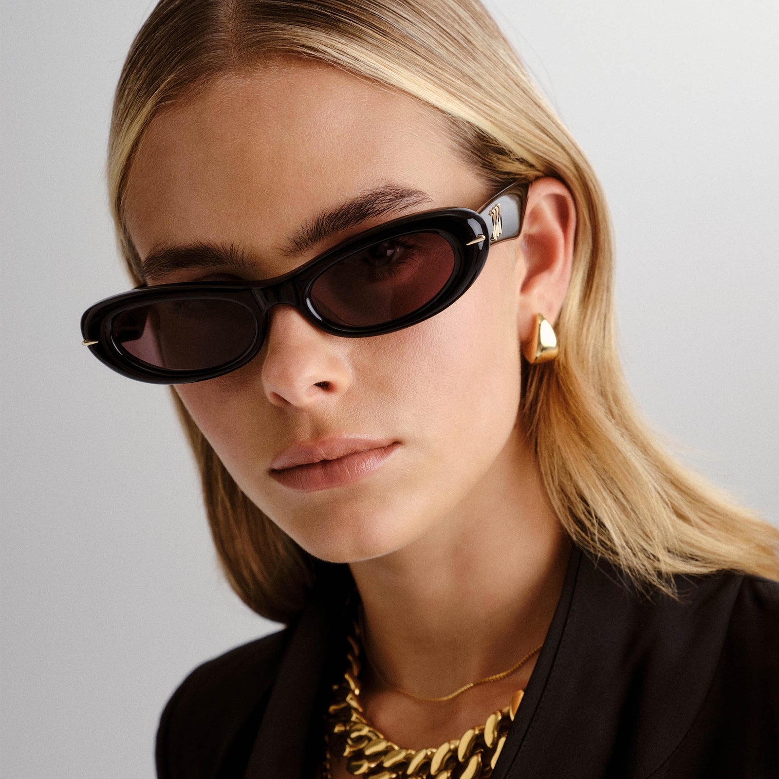 Numero Uno Obsidian Black Female Oval Sunglasses | Le Specs