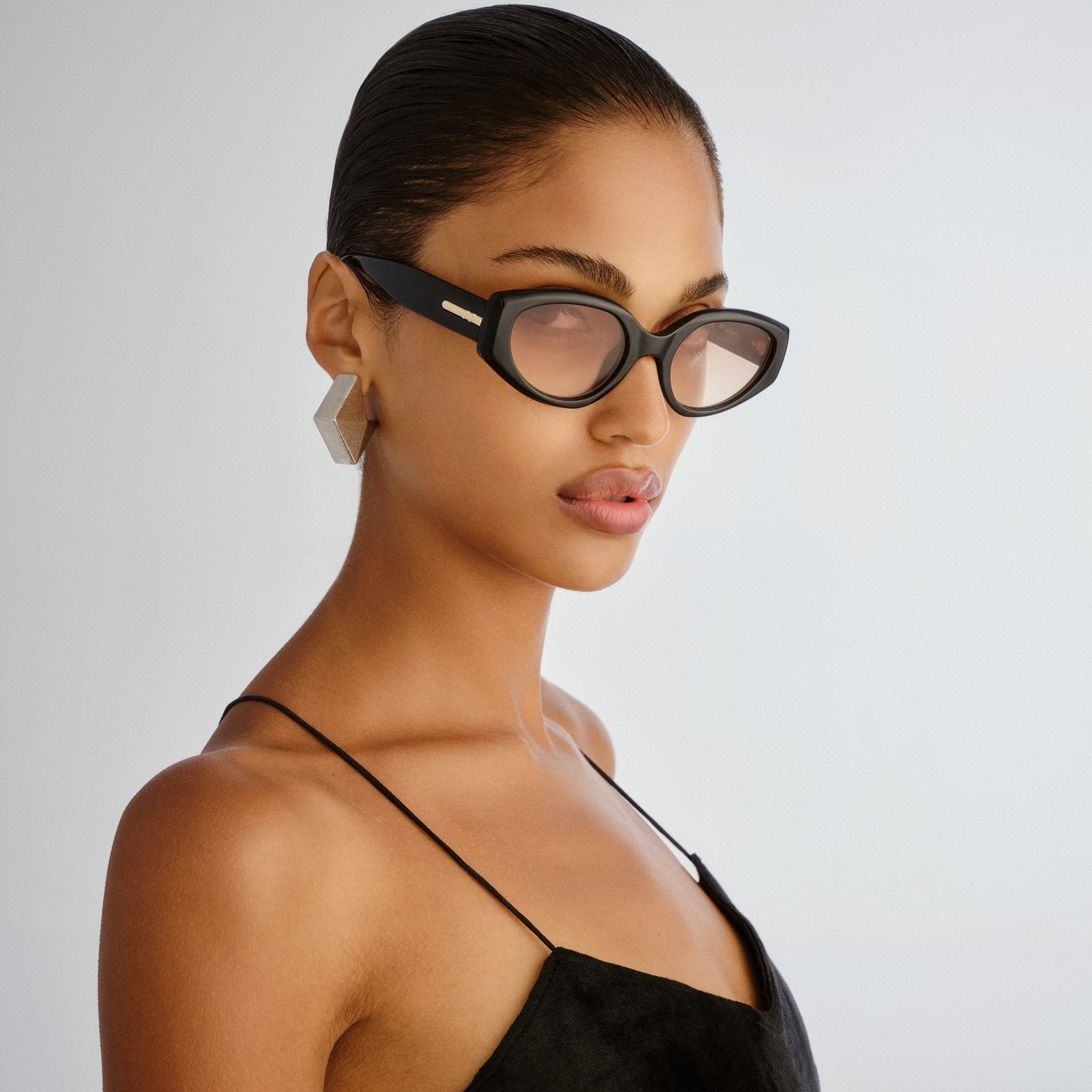Fevered + Black Female Oval Sunglasses | Le Specs