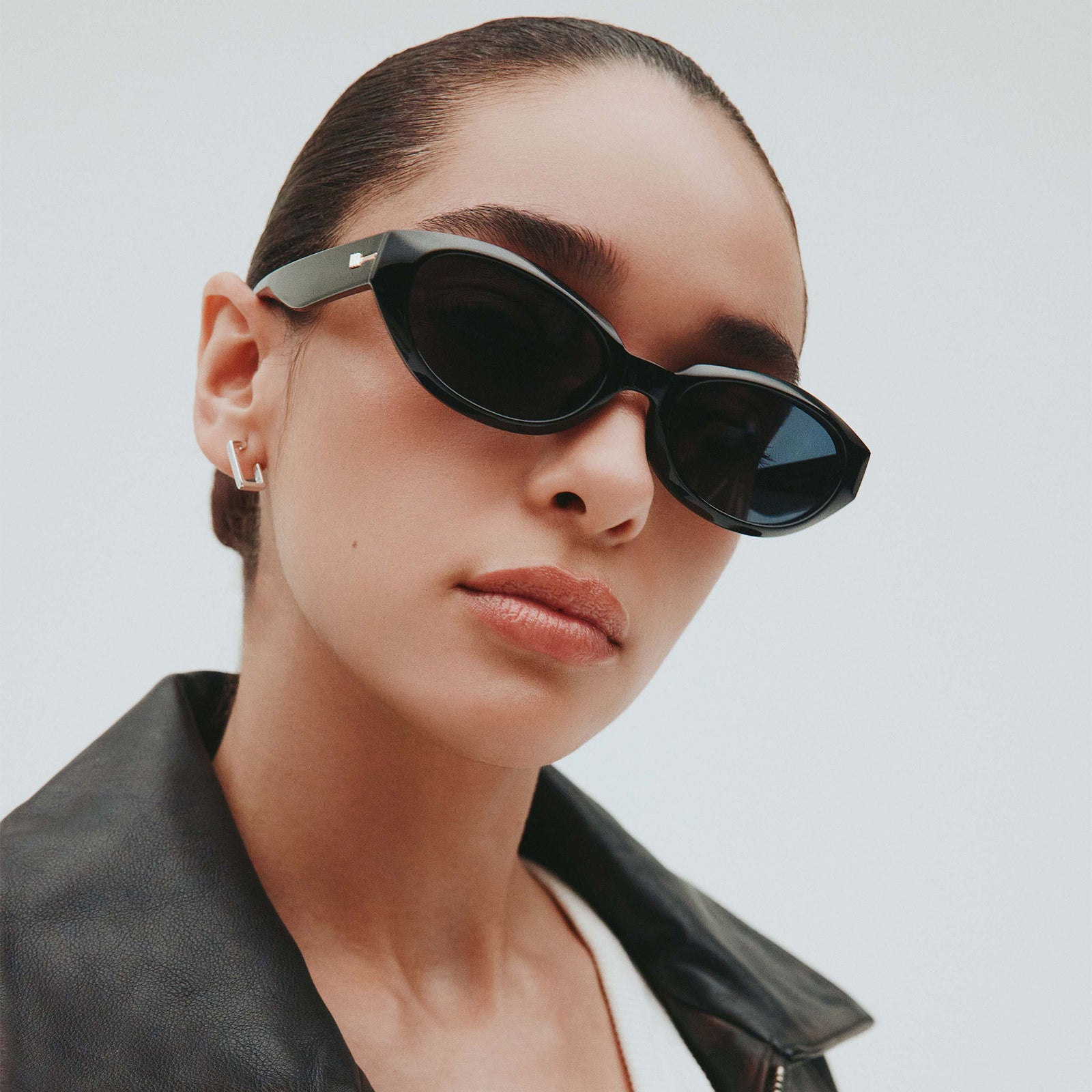 Le Bijou Black Uni-Sex Oval Sunglasses | Le Specs