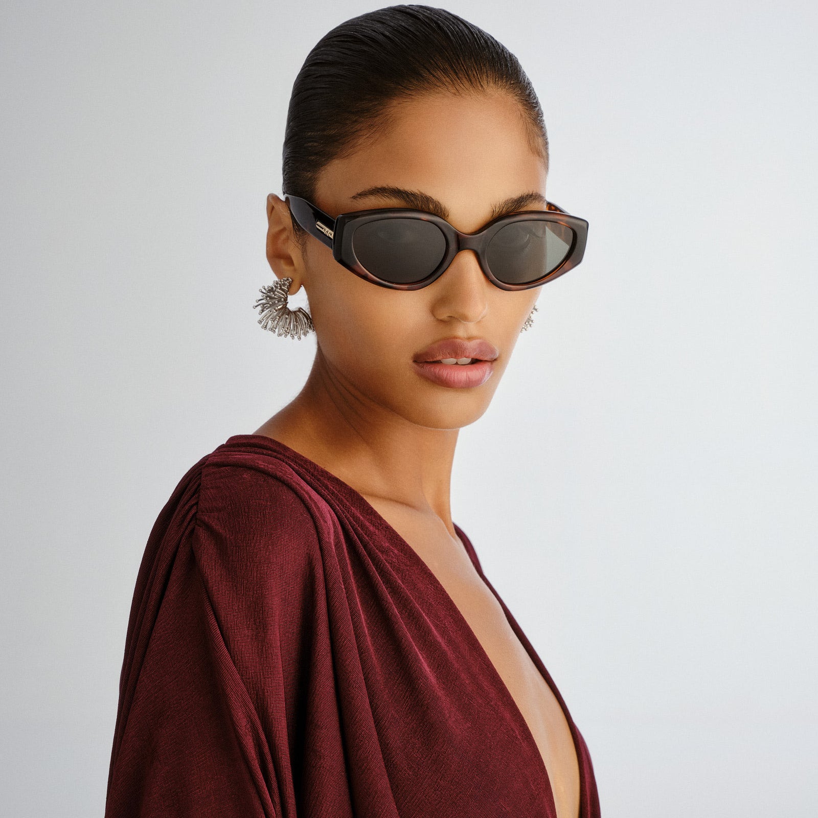 Fevered + Tort Female Oval Sunglasses | Le Specs