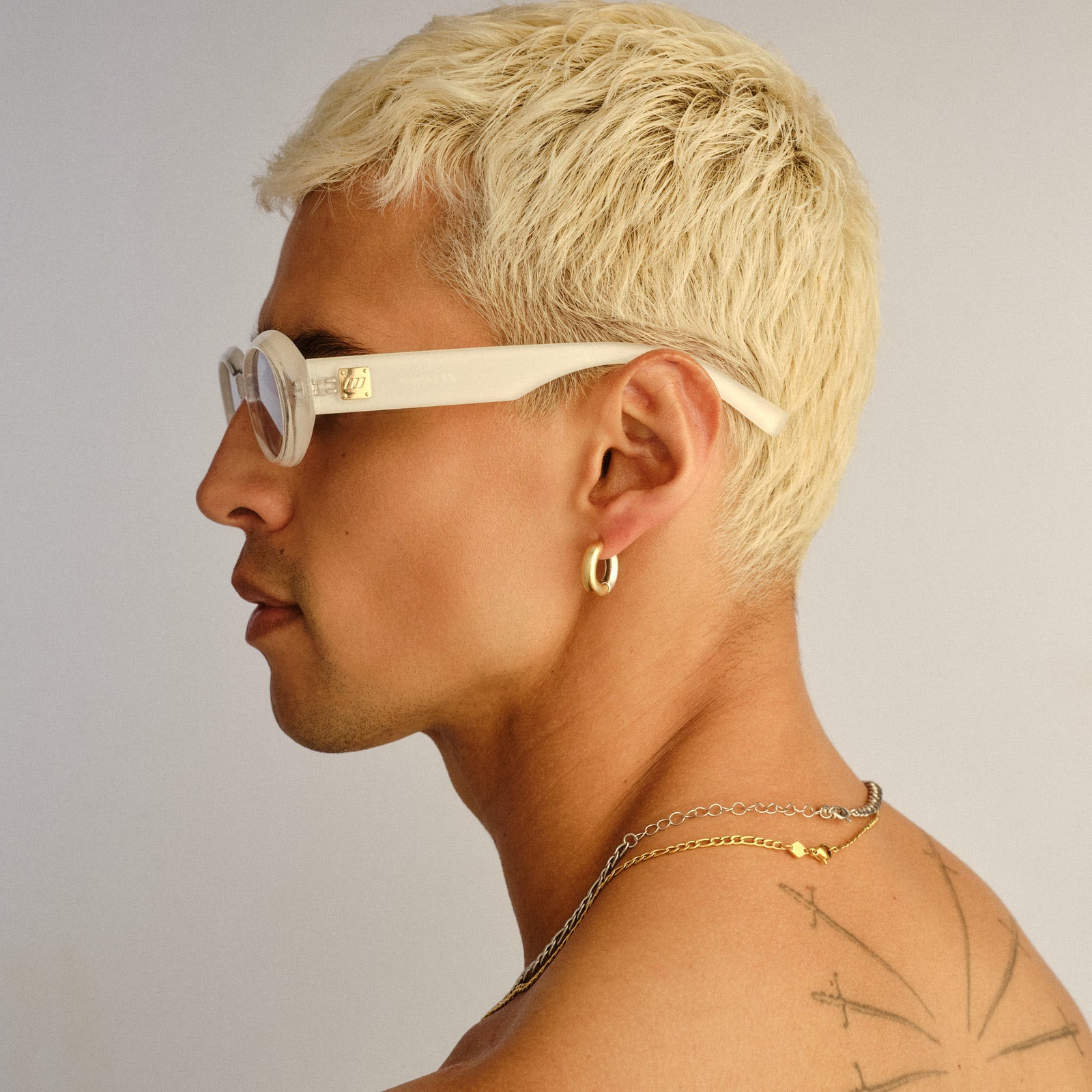 Work It Vanilla Pearl Uni-Sex Oval Sunglasses | Le Specs