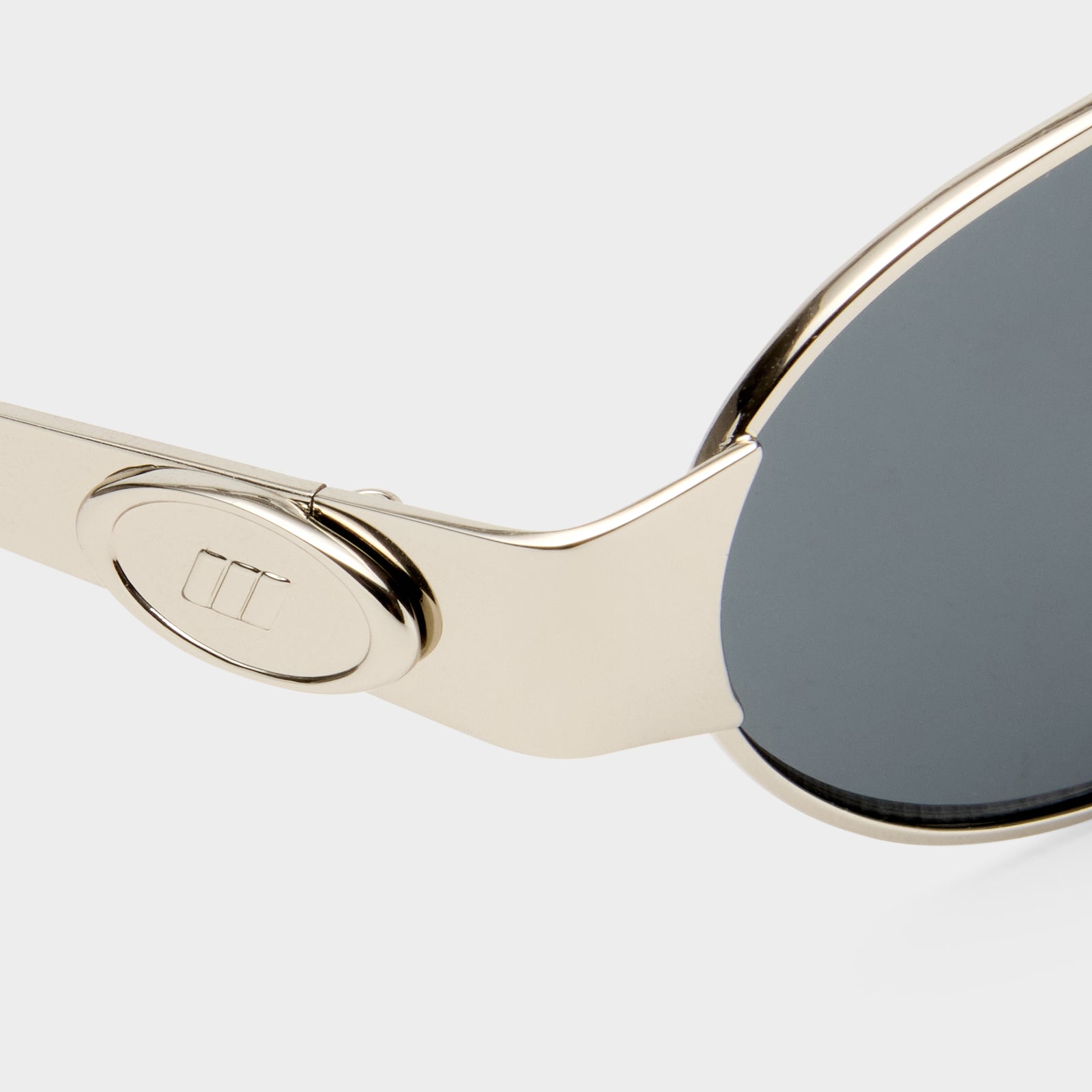 Frostbite Silver Uni-Sex Oval Sunglasses | Le Specs