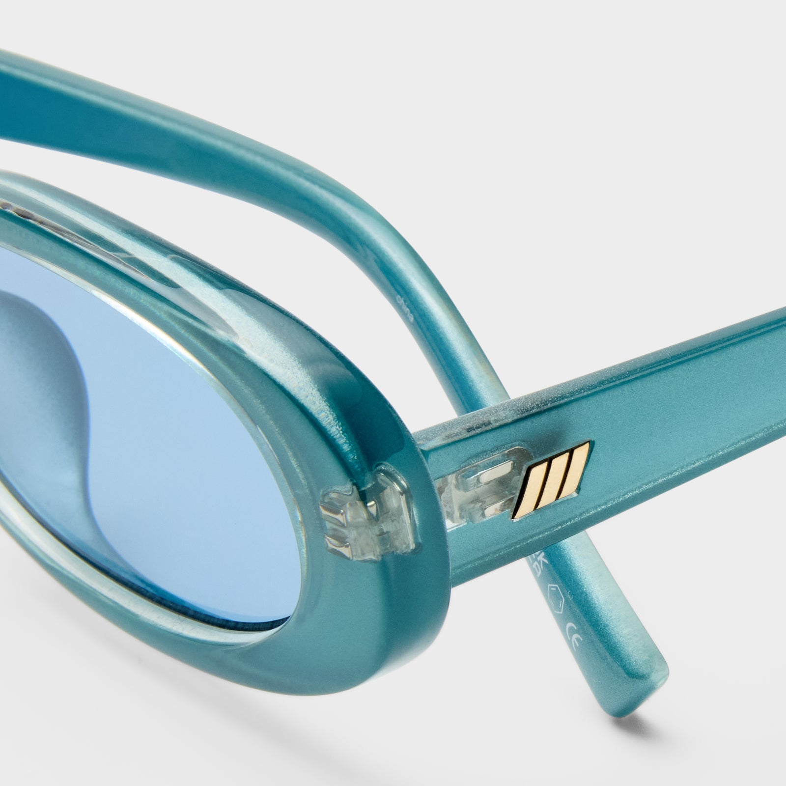 Outta Love + Blue Pearl Female Oval Sunglasses | Le Specs