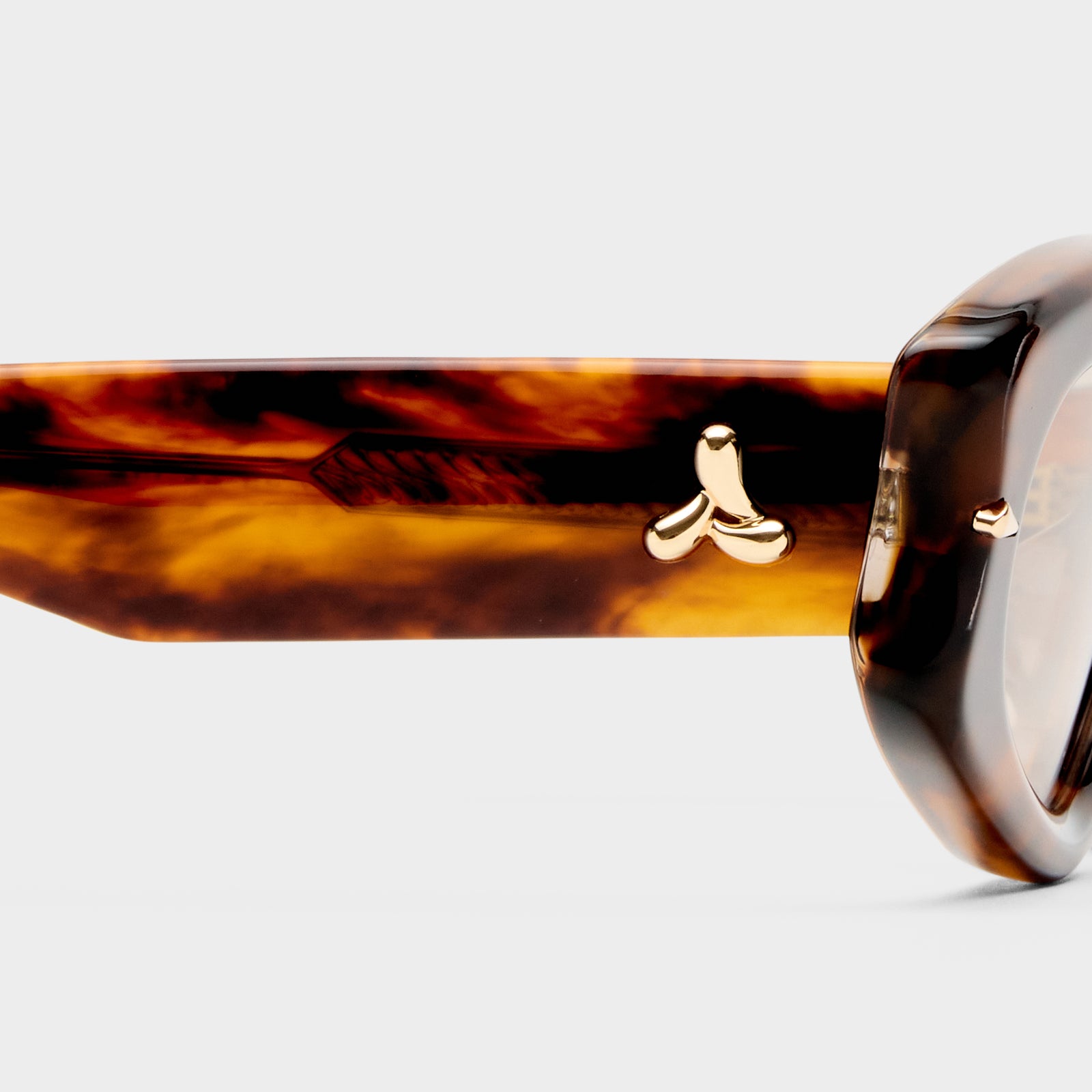 Lunar Haze Tortoiseshell Female Oval Sunglasses | Le Specs