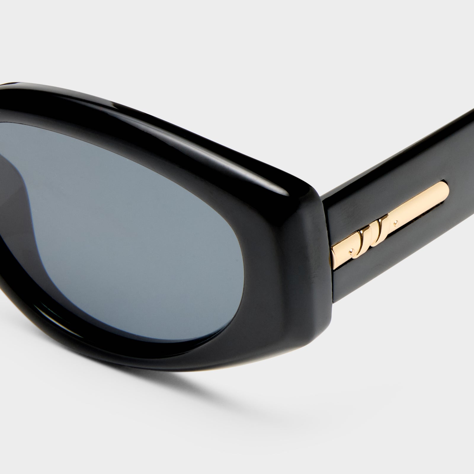 Fevered + Black Female Oval Sunglasses | Le Specs